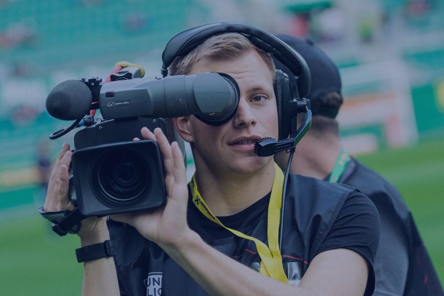 Stefan Sehnal im Einsatz als Kameramann bei Fußballspiel